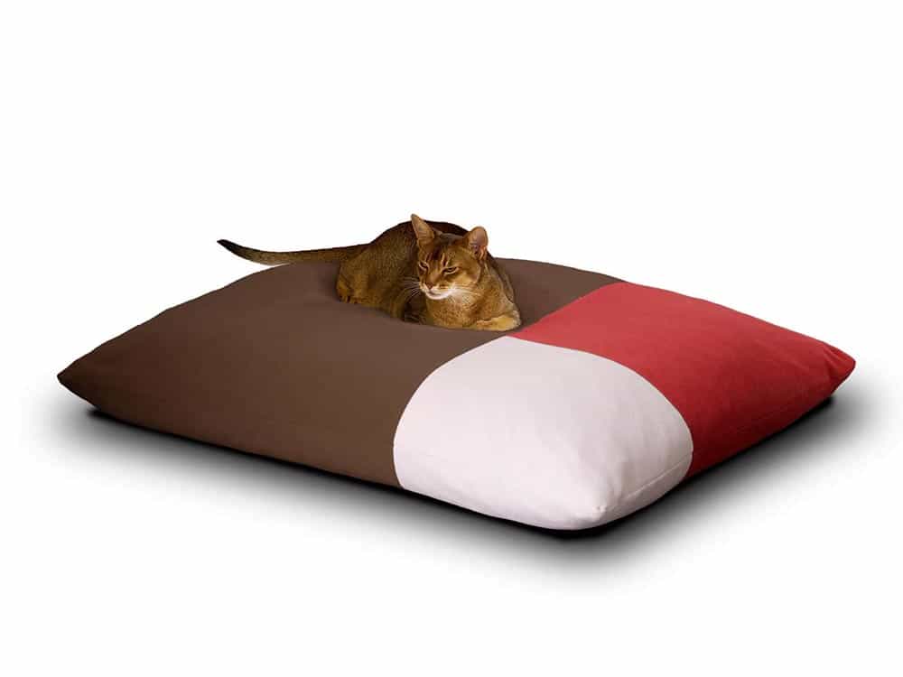 Elegante cuscino di design per gatti con rivestimento in velluto di pet-interiors.