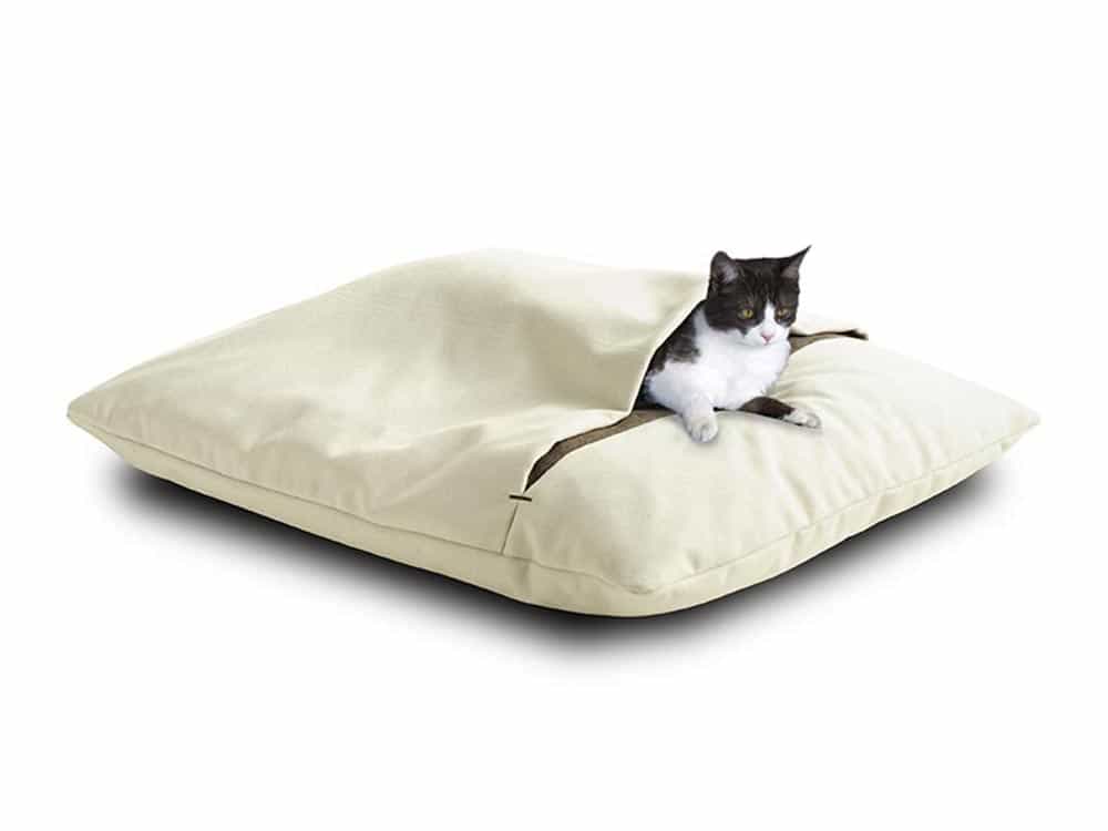Kuscheliges Katzenkissen mit Schlafsack von pet-interiors.